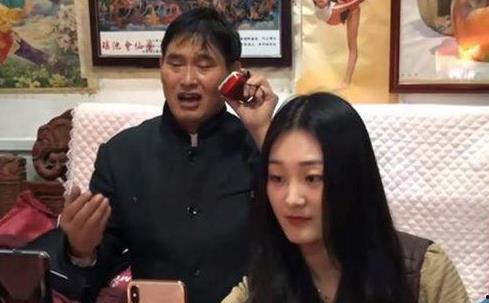 大衣哥亲家爆料视频,揭秘大衣哥家庭生活背后的故事 第2张 大衣哥亲家爆料视频,揭秘大衣哥家庭生活背后的故事 第2张